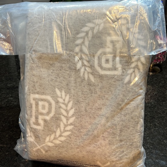 PINK Victoria's Secret Other - VS Pink Logo Sherpa Blanket